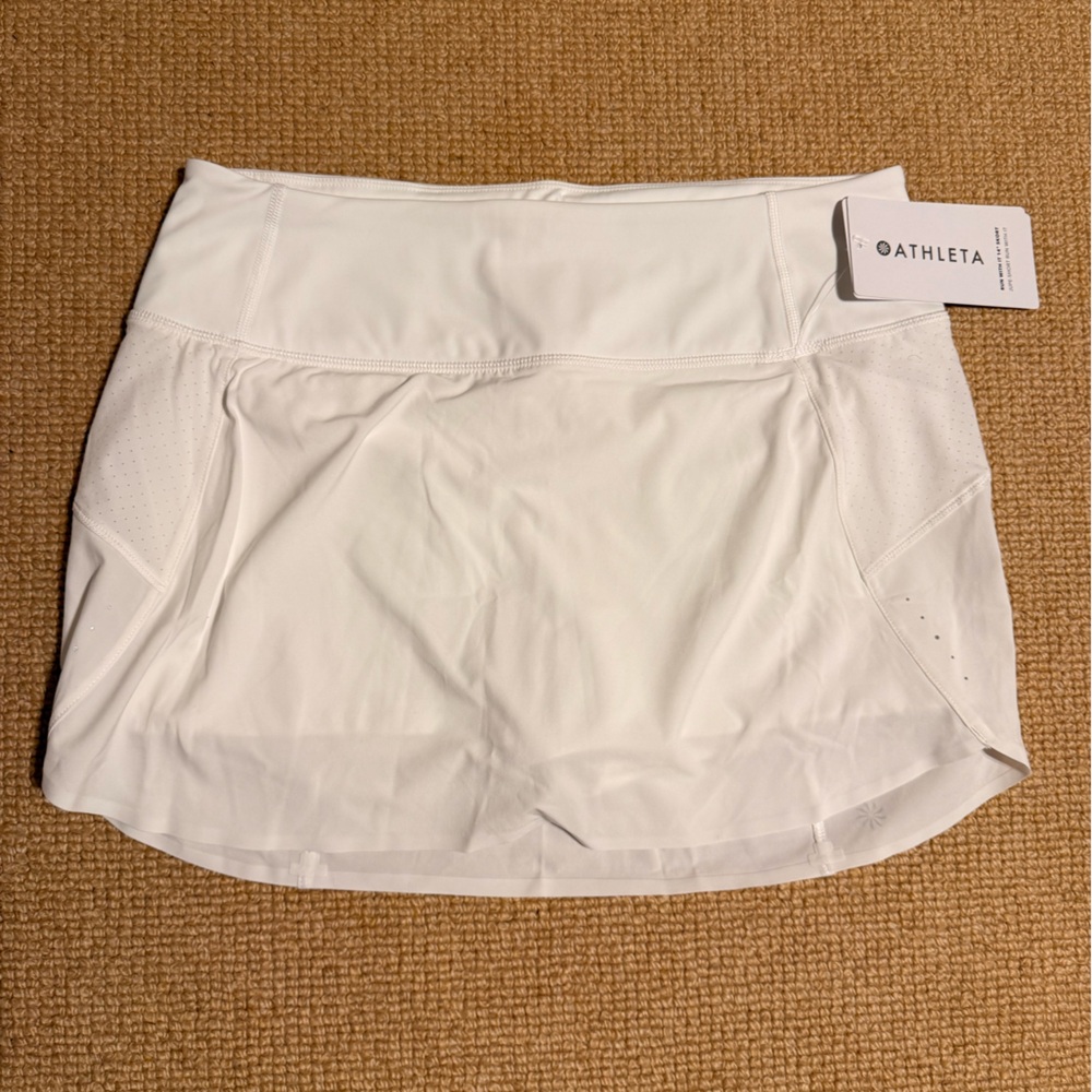 Athleta Run with it 14” Skort in White Size Medium